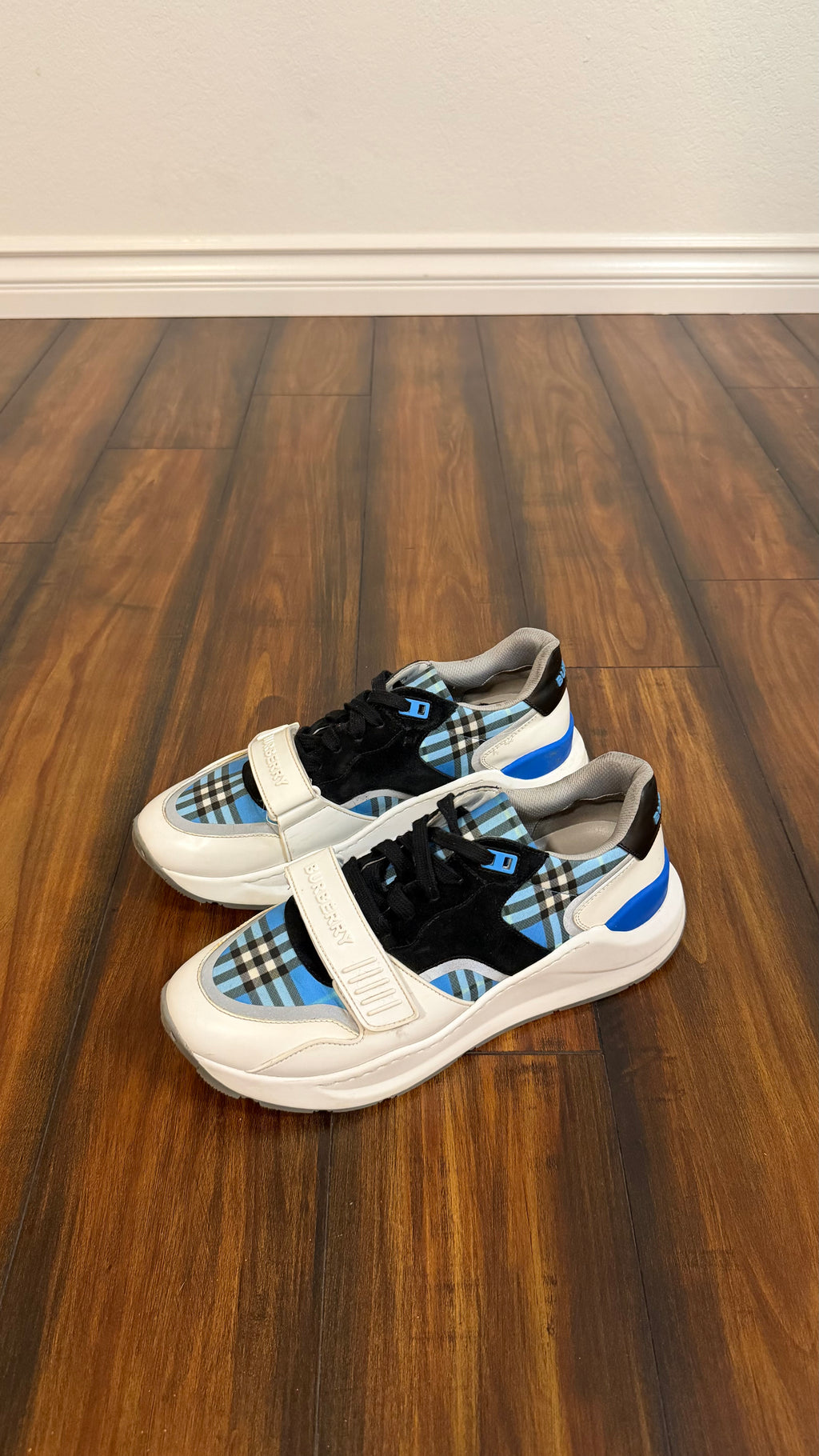 Burberry check Ramsey (size 42EU - 8.5/9US)