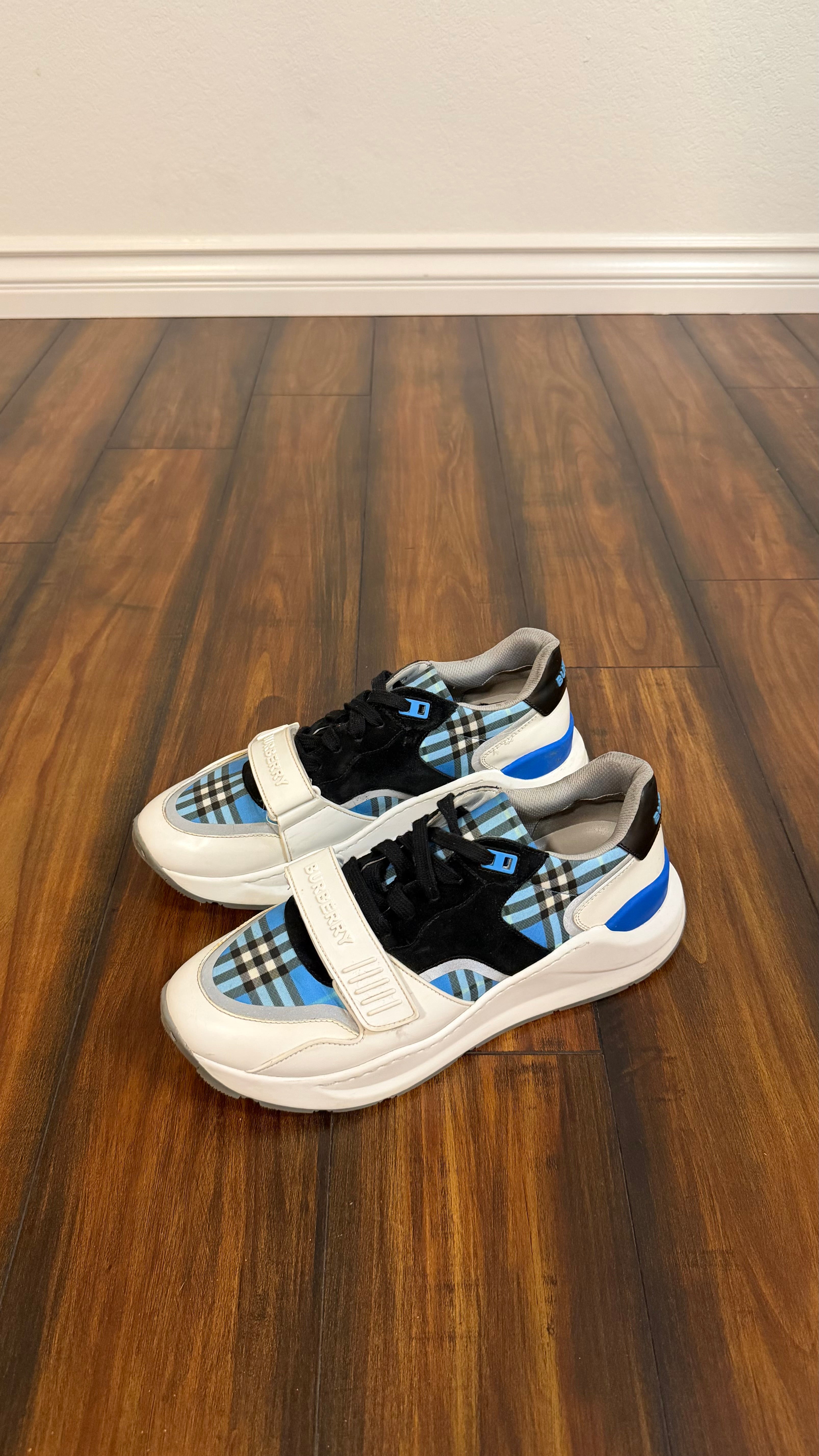 Burberry check Ramsey (size 42EU - 8.5/9US)