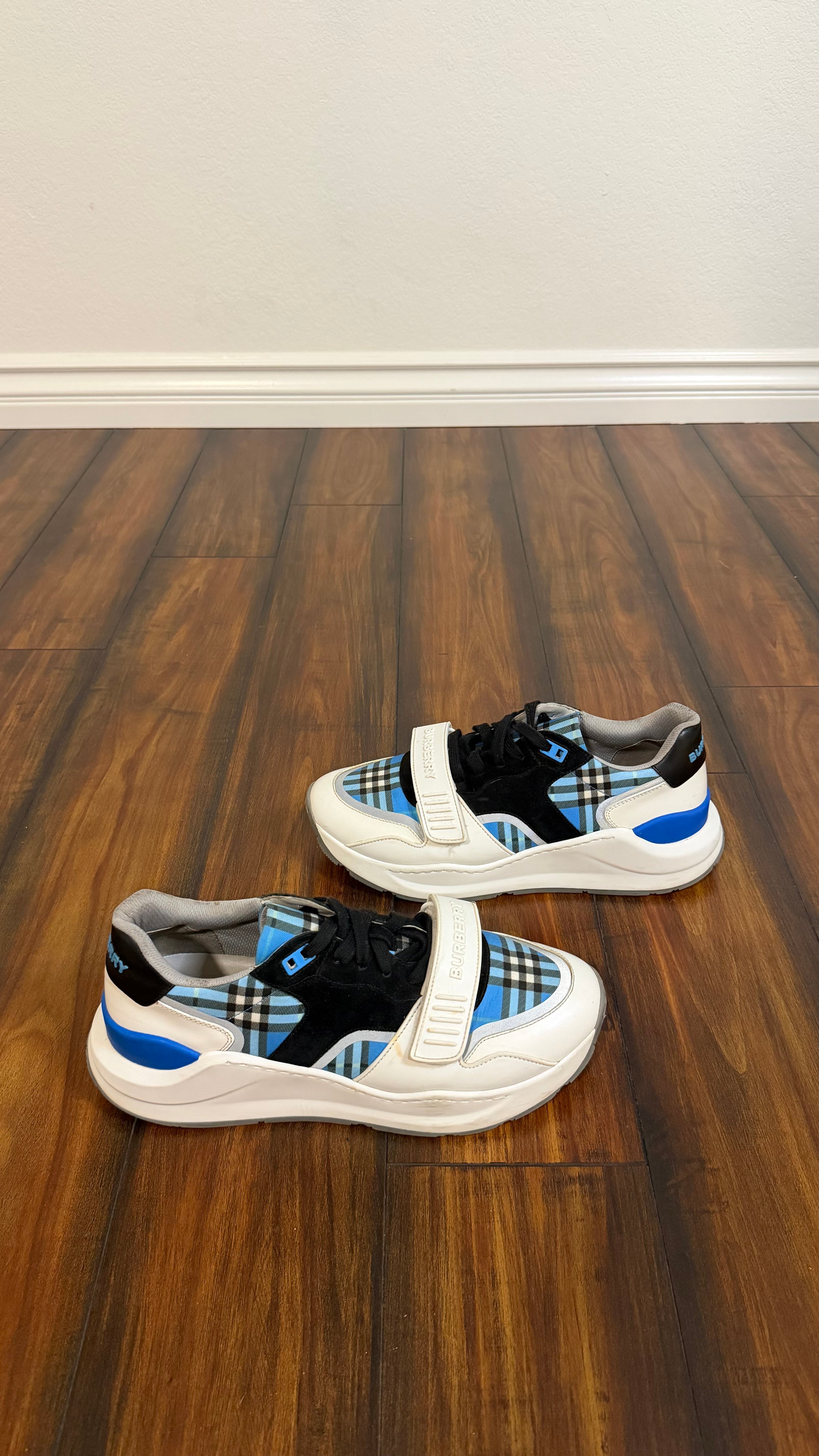 Burberry check Ramsey (size 42EU - 8.5/9US)