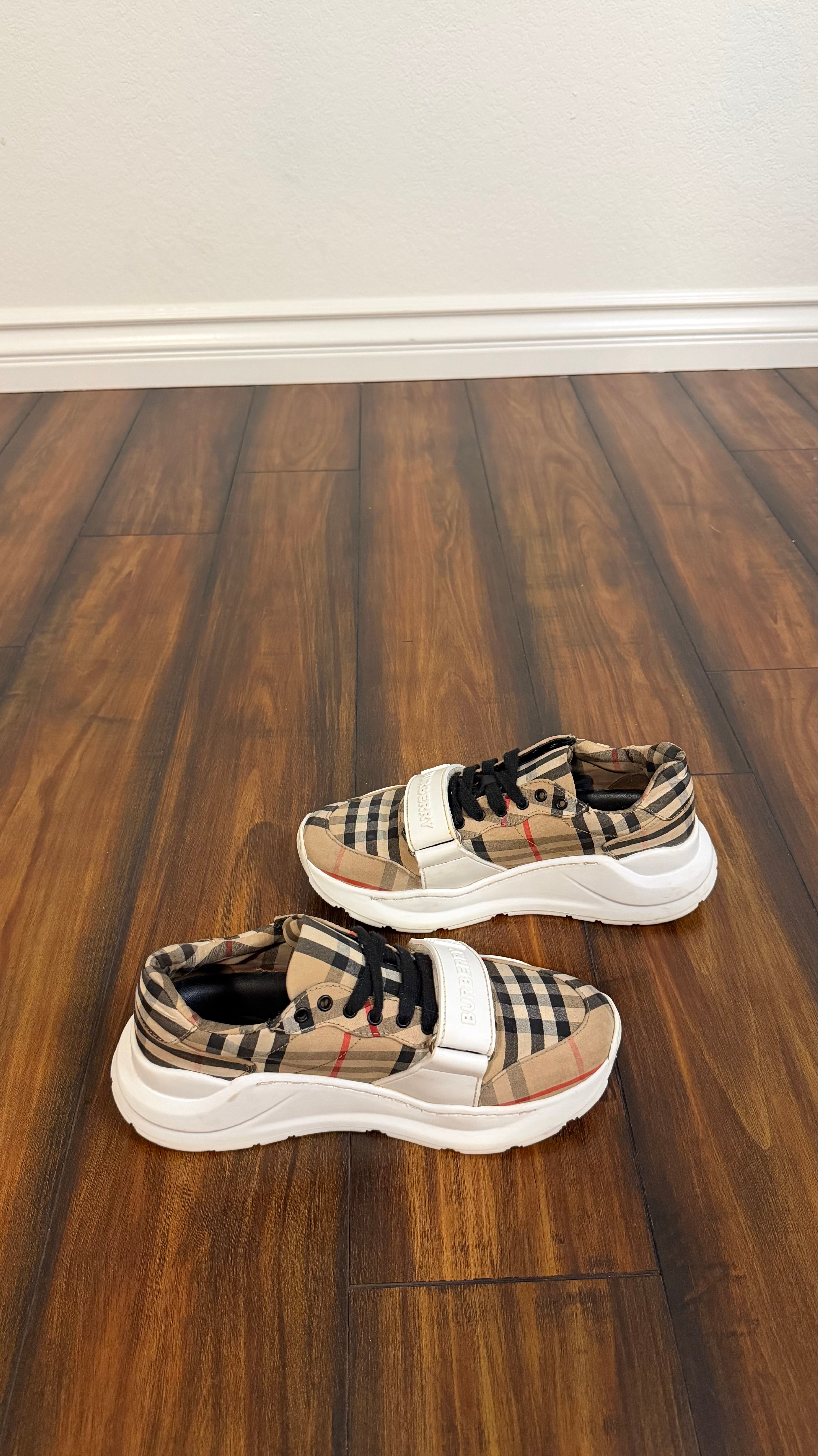 Burberry check Ramsey (size 6W - 4youth)