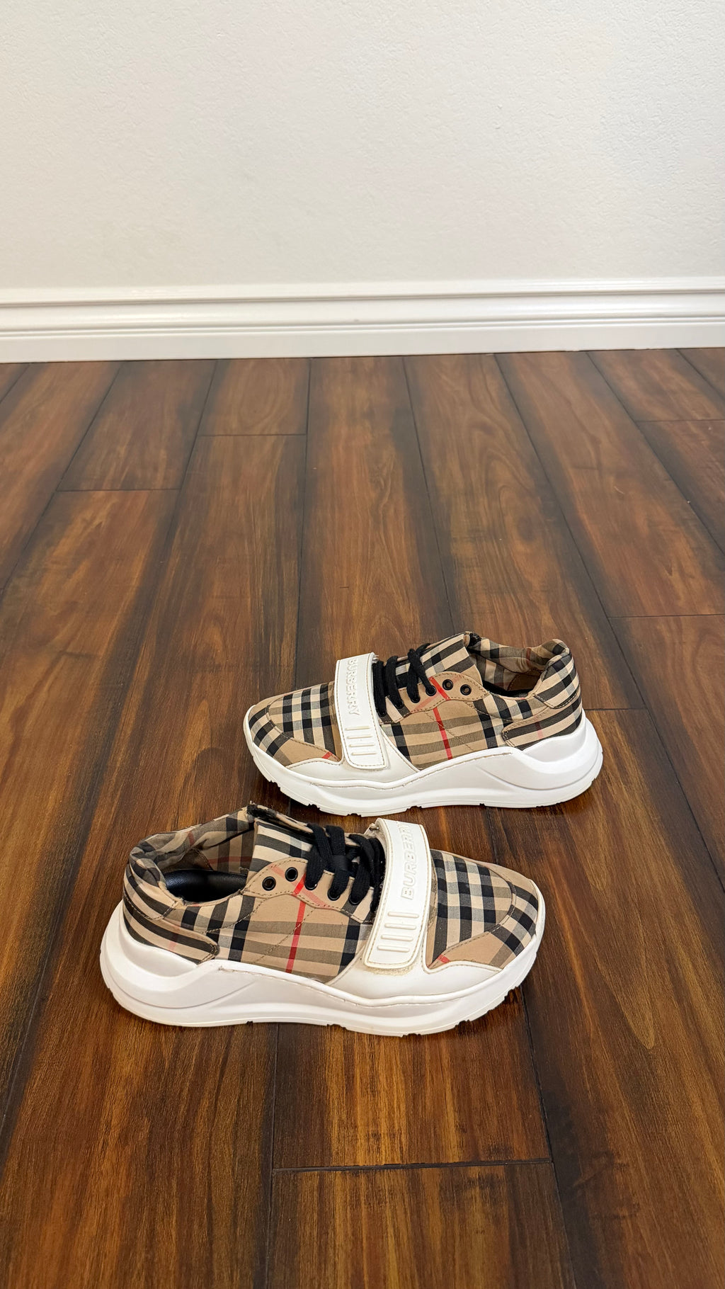 Burberry check Ramsey (size 6W - 4youth)