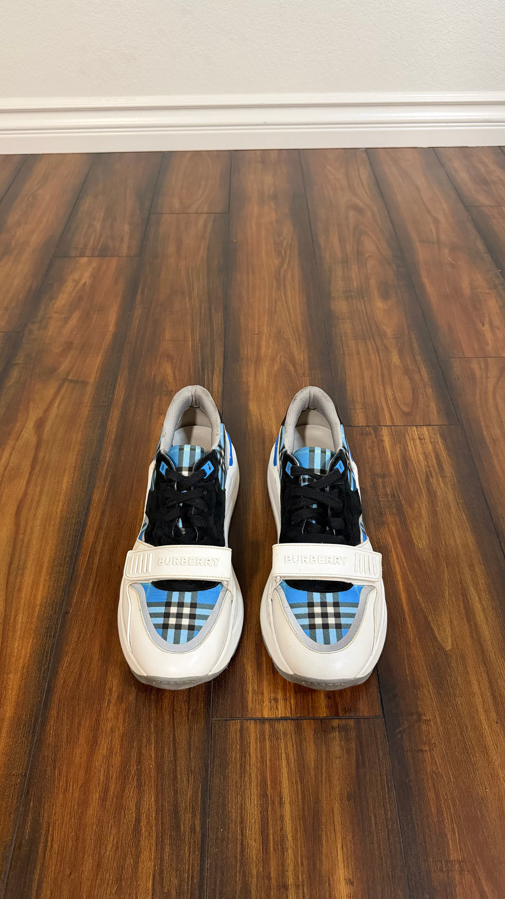 Burberry check Ramsey (size 42EU - 8.5/9US)