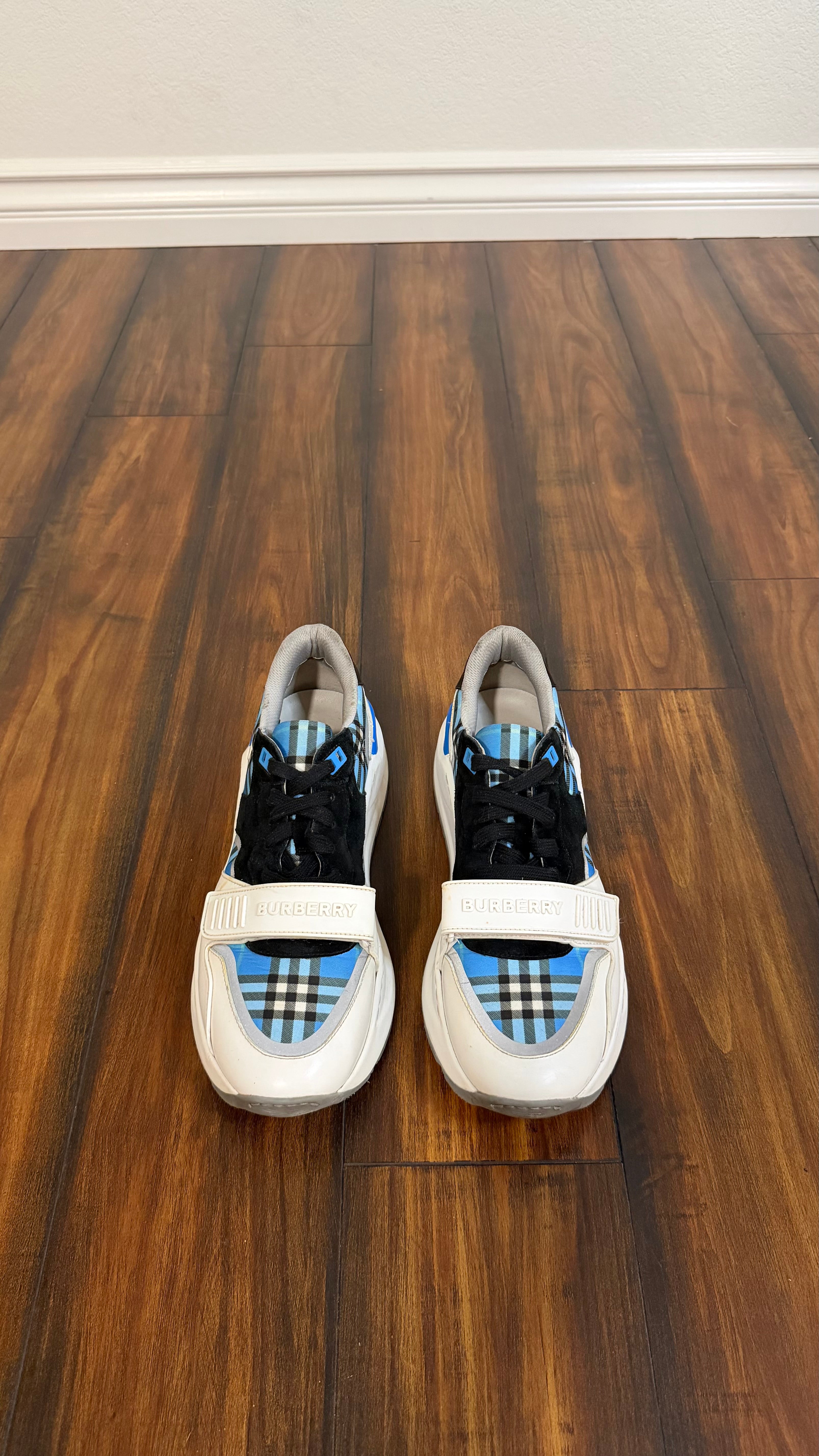 Burberry check Ramsey (size 42EU - 8.5/9US)