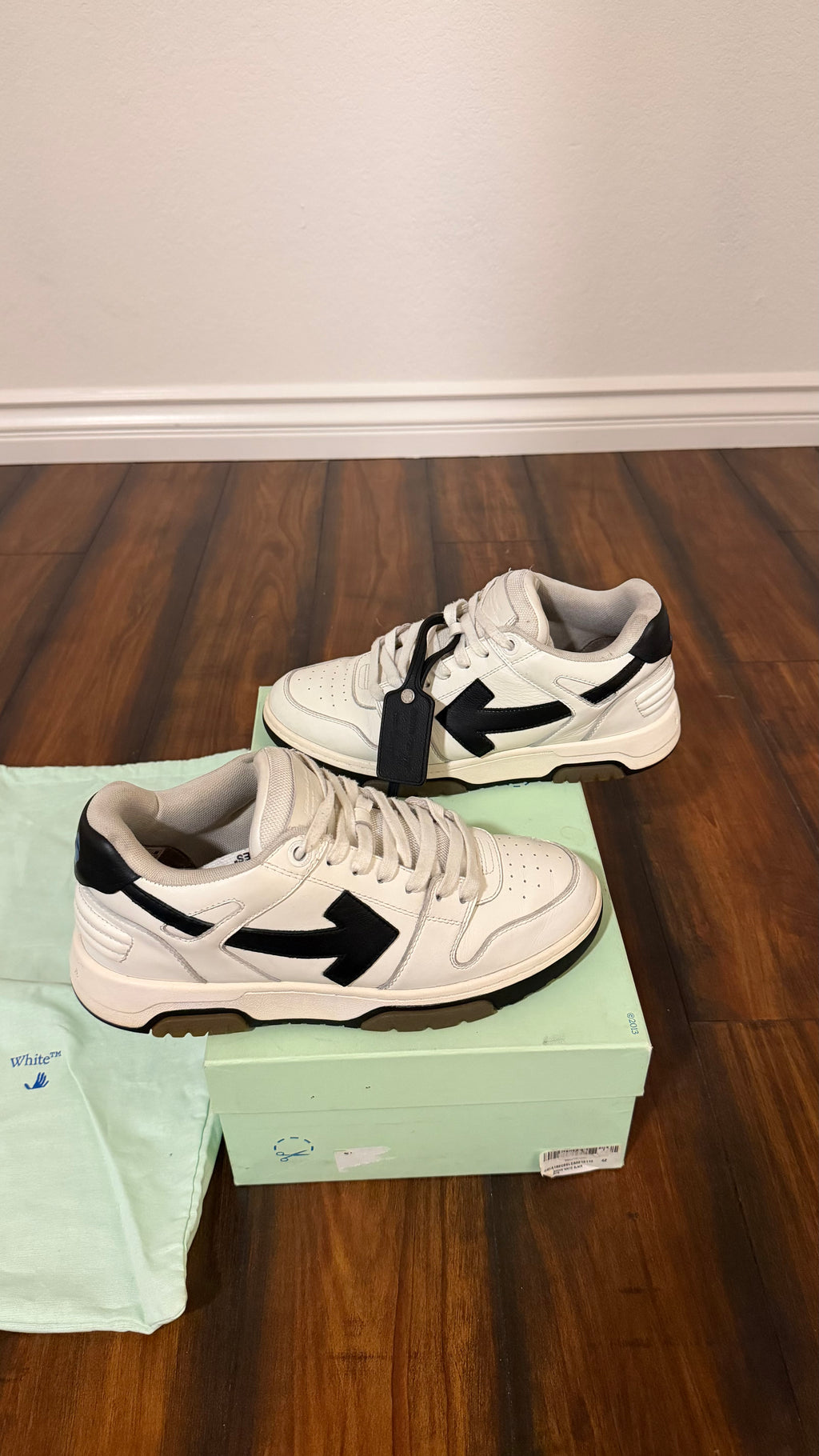 Off-white arrow sneakers (size 42EU - 9US)