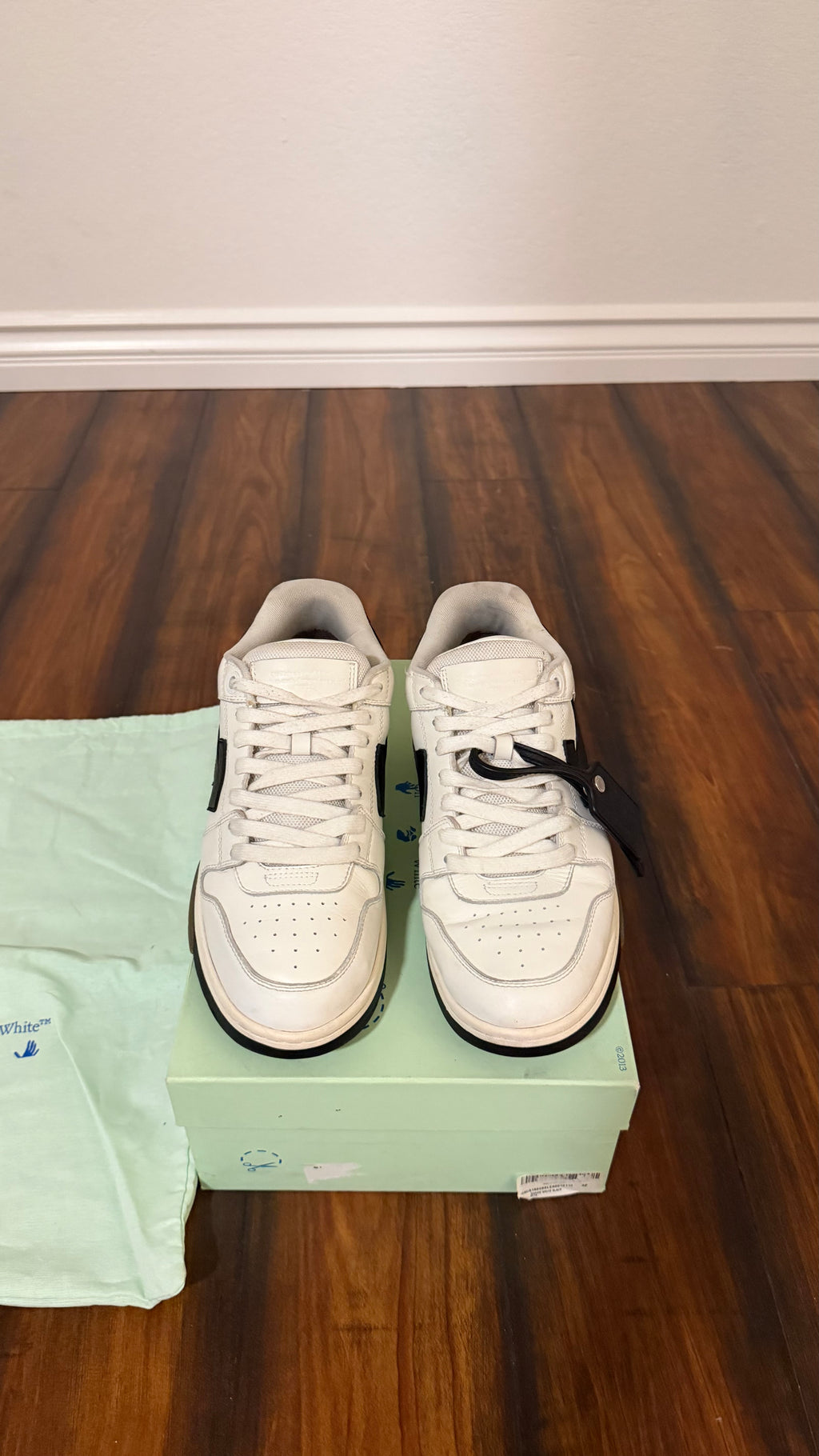 Off-white arrow sneakers (size 42EU - 9US)