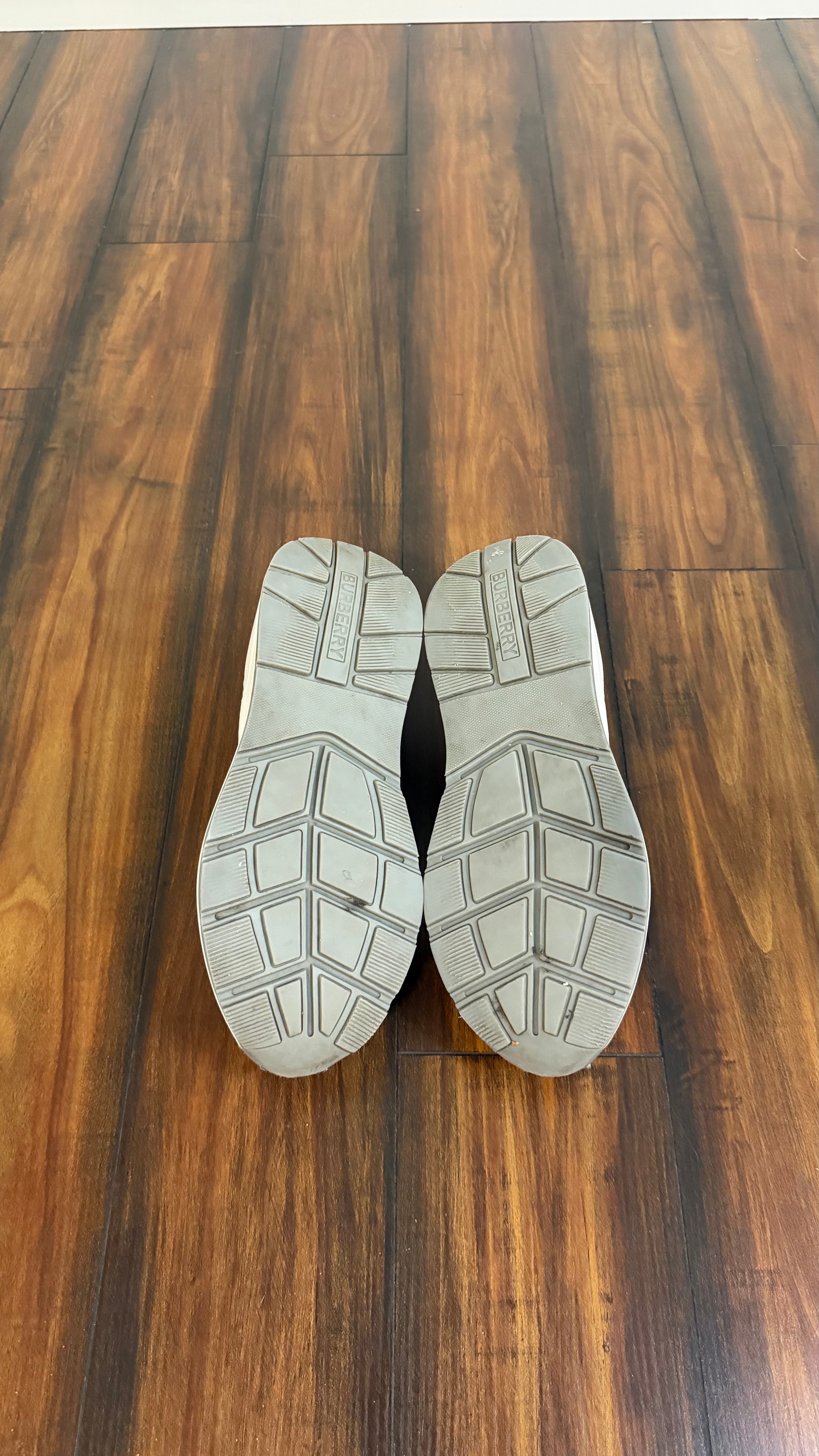 Burberry check Ramsey (size 42EU - 8.5/9US)