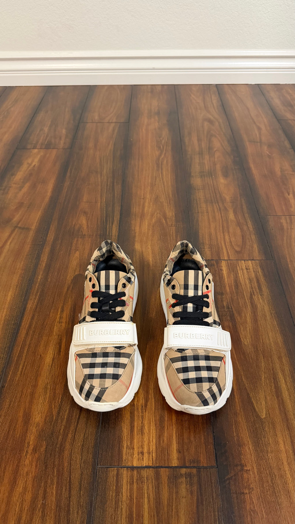 Burberry check Ramsey (size 6W - 4youth)