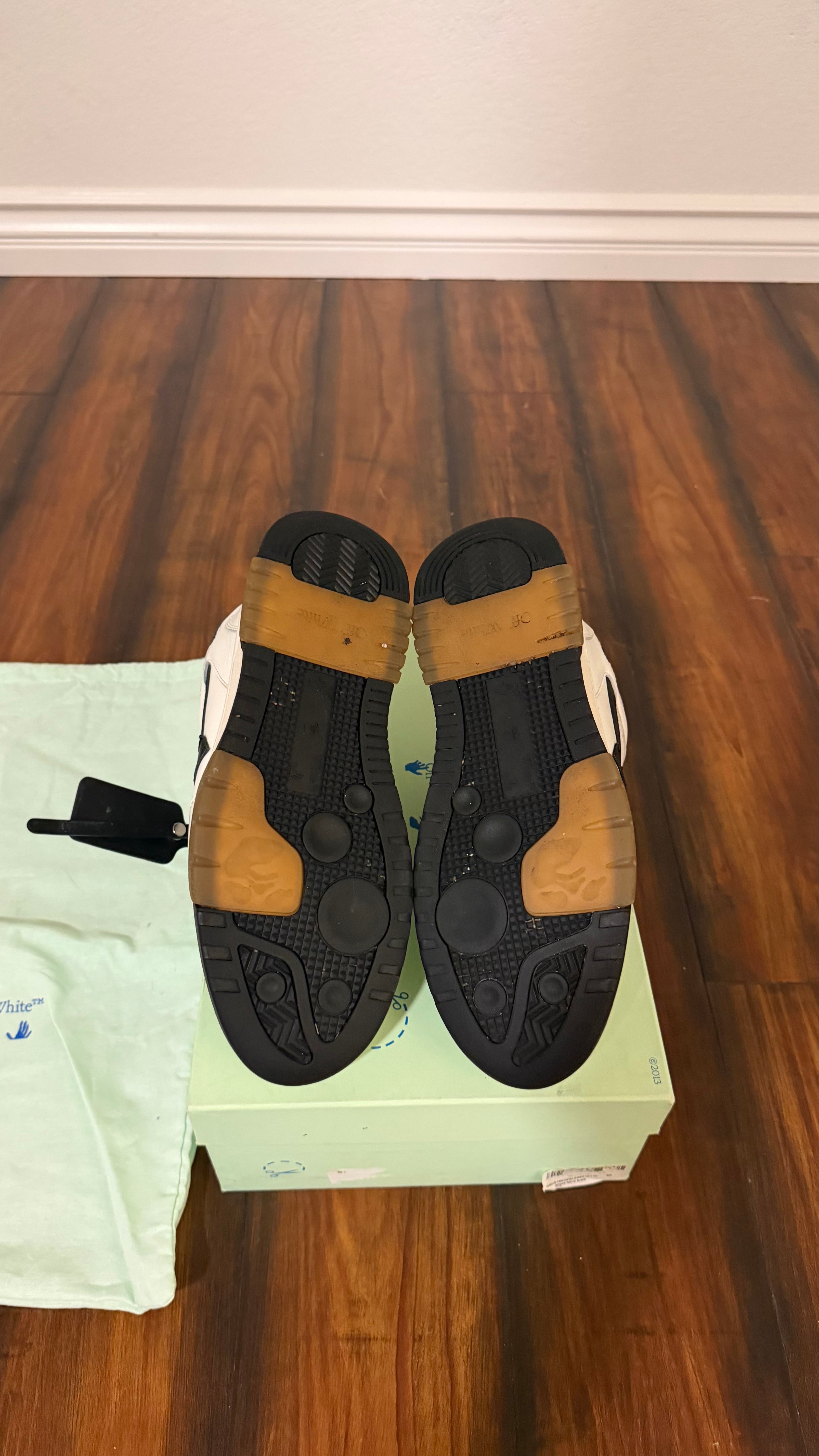 Off-white arrow sneakers (size 42EU - 9US)