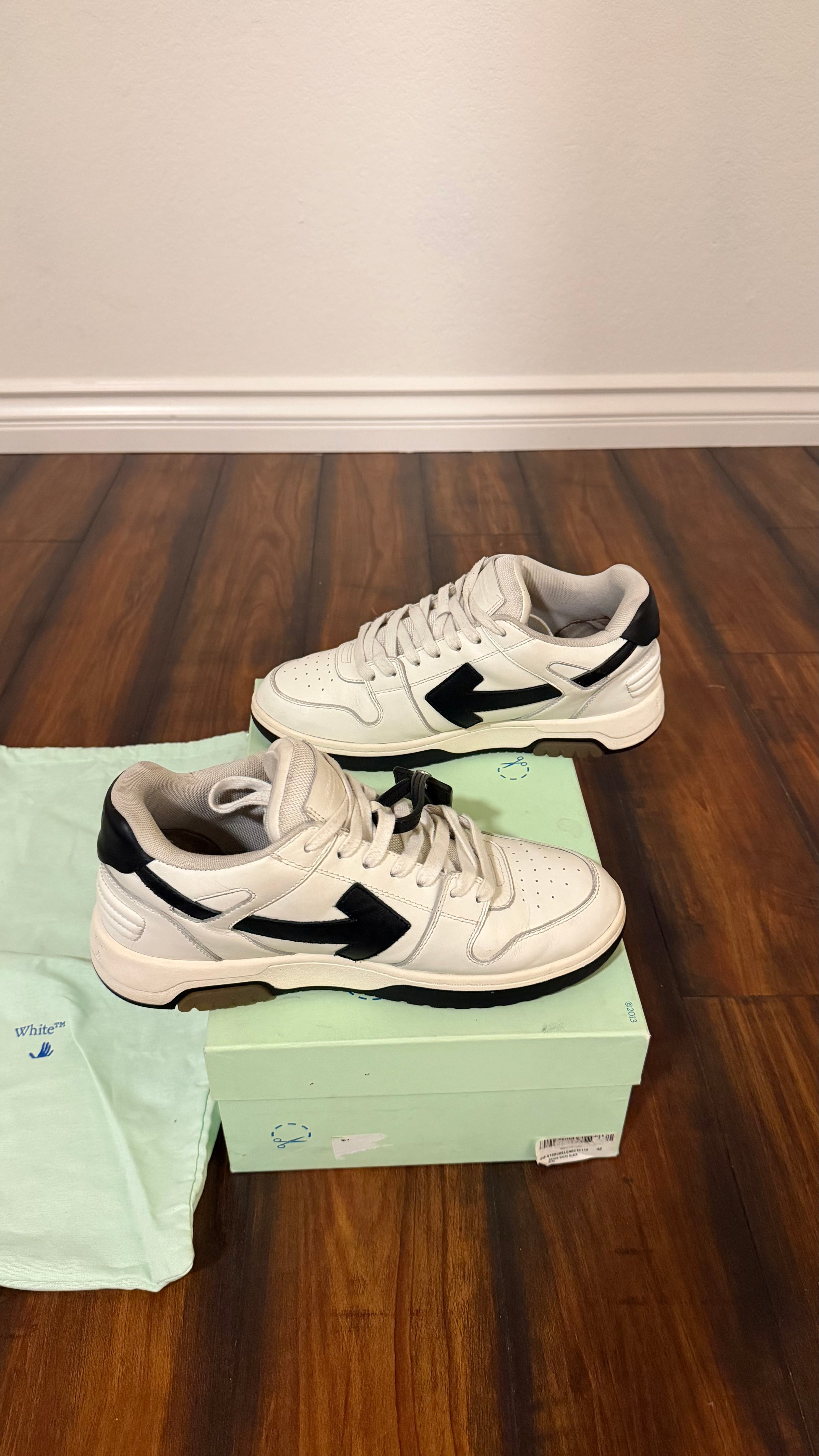 Off-white arrow sneakers (size 42EU - 9US)