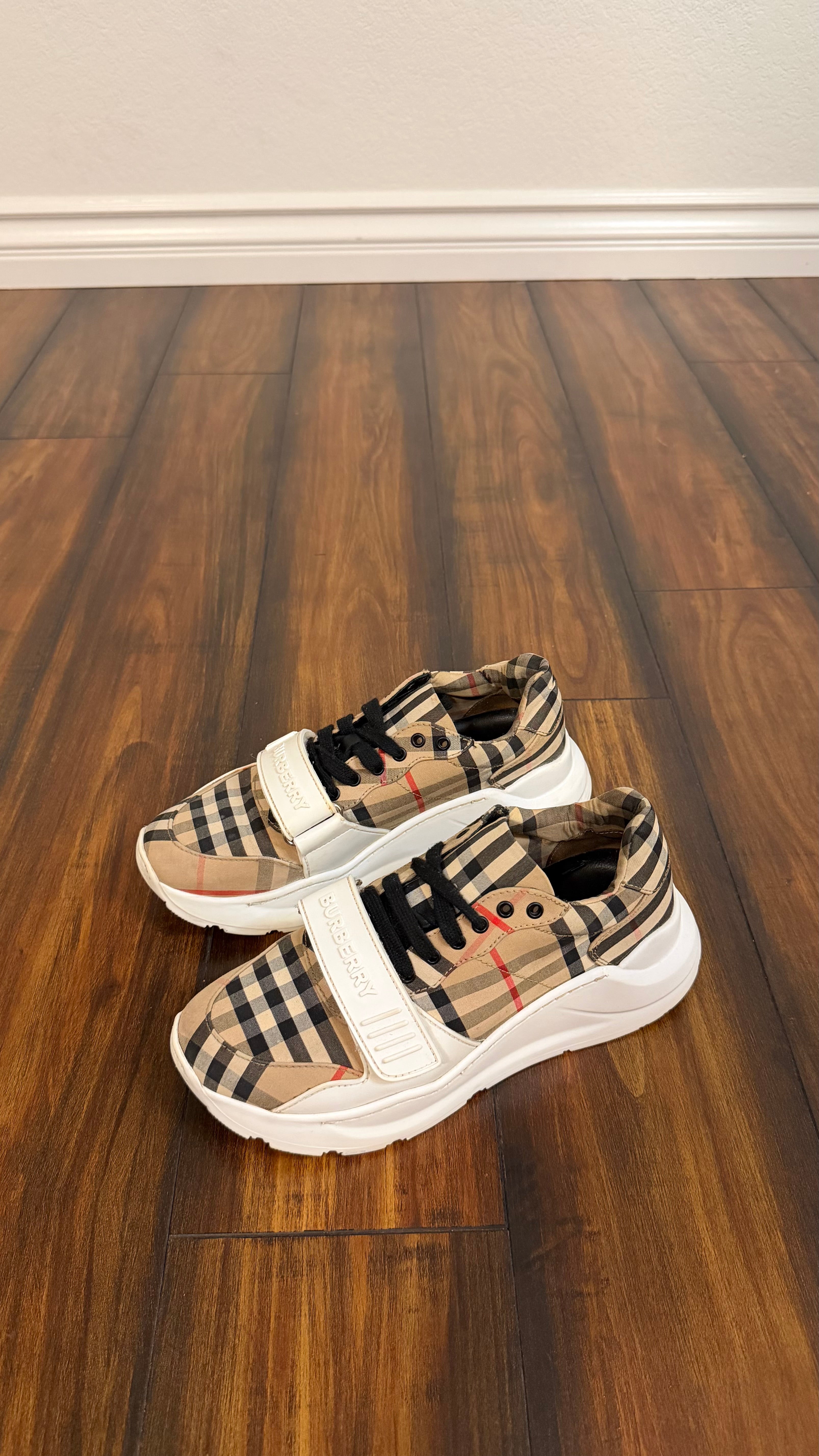 Burberry check Ramsey (size 6W - 4youth)