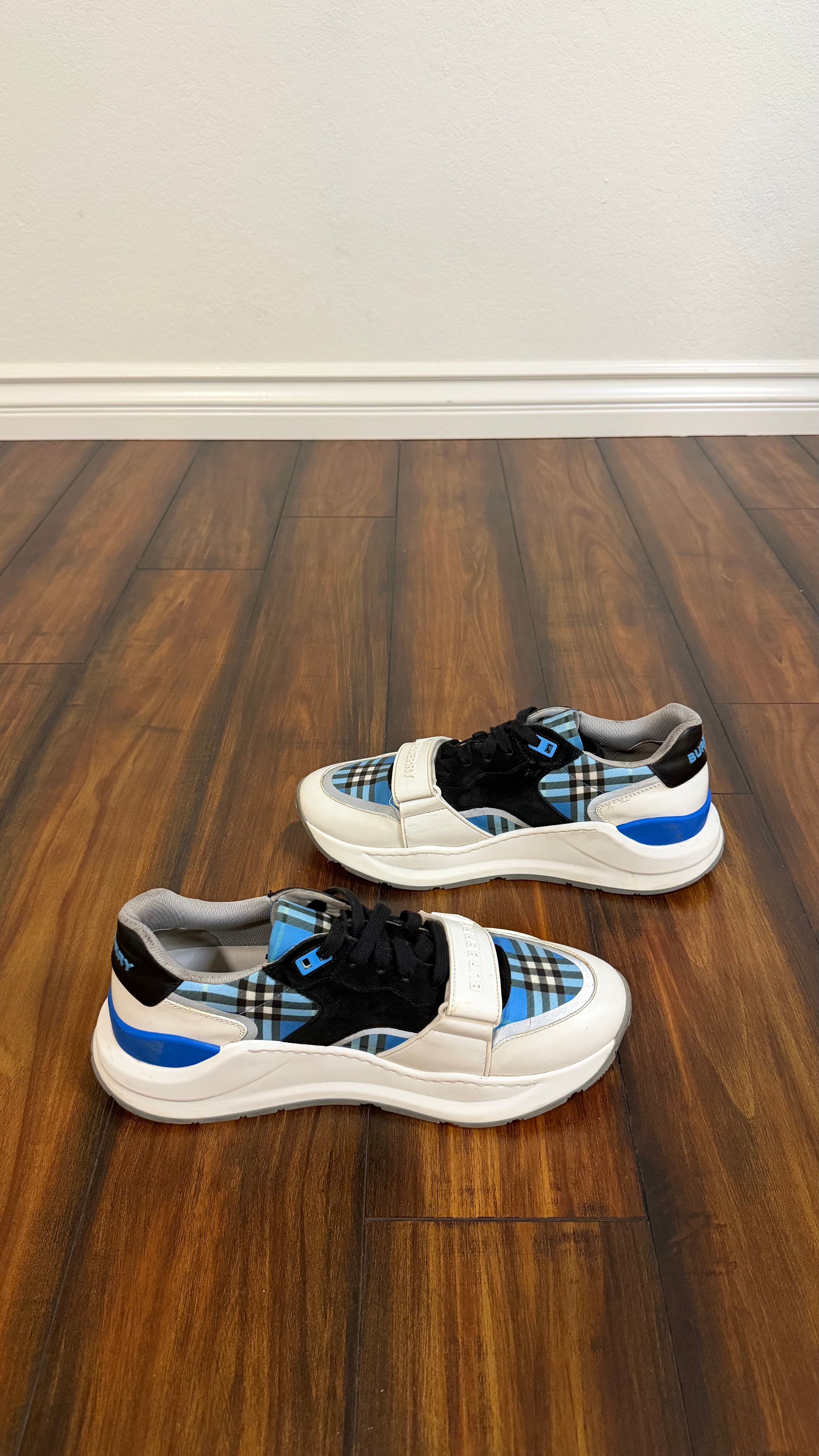 Burberry check Ramsey (size 42EU - 8.5/9US)