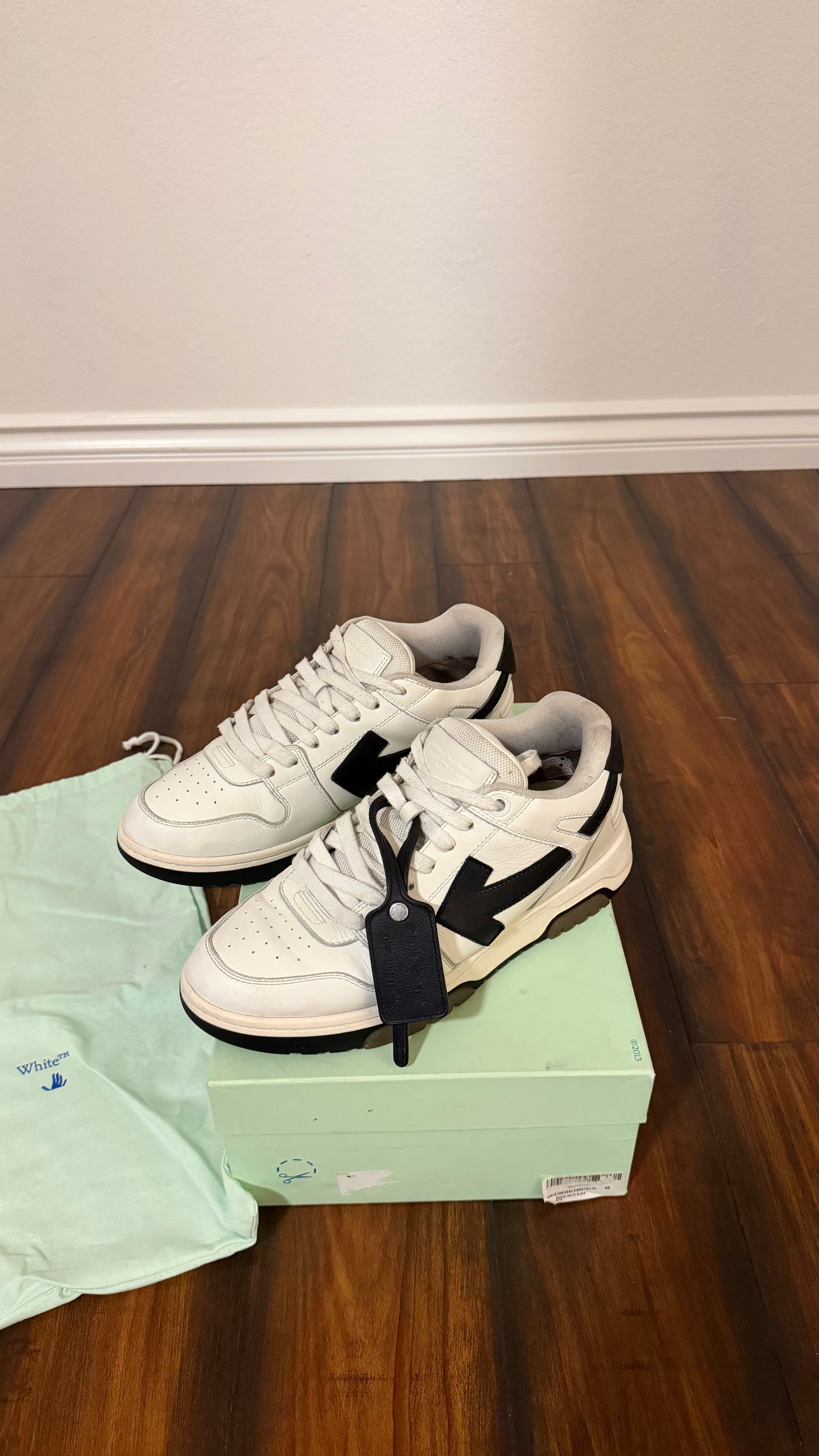 Off-white arrow sneakers (size 42EU - 9US)